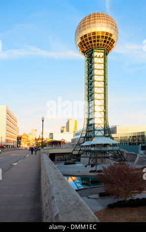 Knoxville tennessee con il 1982 fiera mondiale sunsphere in background. Foto Stock