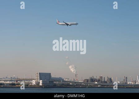 Un piano entra in terreni a Tokyo International Airport o l'aeroporto di Haneda di Tokyo in Giappone. Foto Stock