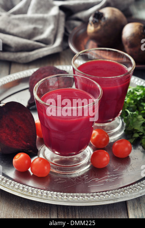 Frullato di barbabietole in vetro con verdure fresche sul vassoio rotondo Foto Stock