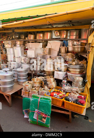 Pentole store presso Jagalchi shijang (Tradizionale mercato all'aperto) - Busan, Corea del Sud Foto Stock