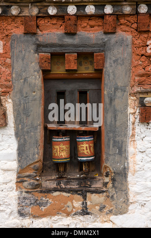 Il Bhutan, Bumthang Valley, Jambey Lhakang, monastero, ruote della preghiera costruito nella parete Foto Stock