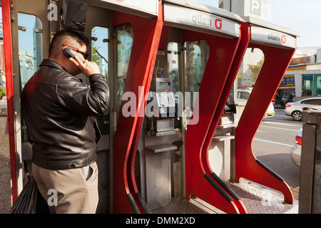 Uomo con pubblico esterno a pagamento Telefono - Busan, Corea del Sud Foto Stock