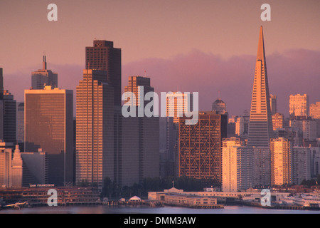 La luce del mattino lungo il Embarcadero, come si vede dall'Isola del Tesoro, San Francisco, California Foto Stock