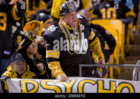 04 ottobre 2009: a Pittsburgh Steelers ventola in stand durante la NFL partita di calcio tra San Diego Chargers e Pittsburgh Steelers a Heinz Field di Pittsburgh, in Pennsylvania. Lo Steelers ha sconfitto i caricatori 38-28. (Credito Immagine: © Southcreek globale/ZUMApress.com) Foto Stock