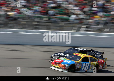 04 ottobre 2009: NASCAR Sprint Cup Series driver Kyle Busch #18 e Casey Mears #07 durante il trinciatore Prezzo 400 Domenica al Kansas Speedway in Kansas City, KS. (Credito Immagine: © Southcreek globale/ZUMApress.com) Foto Stock
