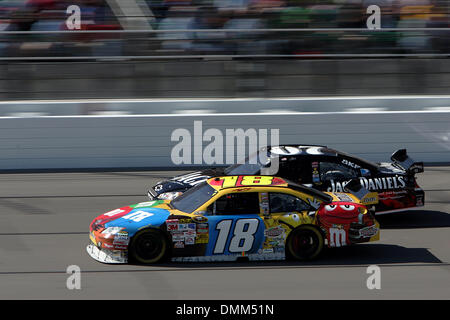 04 ottobre 2009: NASCAR Sprint Cup Series driver Kyle Busch #18 e Casey Mears #07 durante il trinciatore Prezzo 400 Domenica al Kansas Speedway in Kansas City, KS. (Credito Immagine: © Southcreek globale/ZUMApress.com) Foto Stock