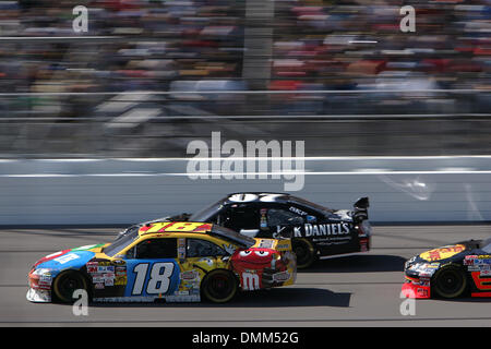 04 ottobre 2009: NASCAR Sprint Cup Series driver Kyle Busch #18 e Casey Mears #07 durante il trinciatore Prezzo 400 Domenica al Kansas Speedway in Kansas City, KS. (Credito Immagine: © Southcreek globale/ZUMApress.com) Foto Stock