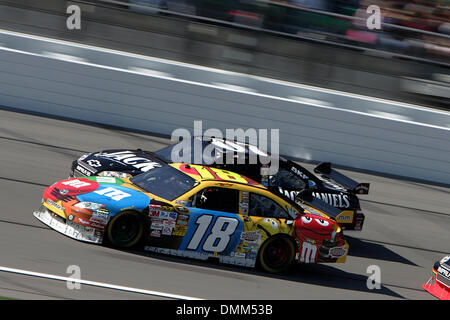 04 ottobre 2009: NASCAR Sprint Cup Series driver Kyle Busch #18 e Casey Mears #07 durante il trinciatore Prezzo 400 Domenica al Kansas Speedway in Kansas City, KS. (Credito Immagine: © Southcreek globale/ZUMApress.com) Foto Stock