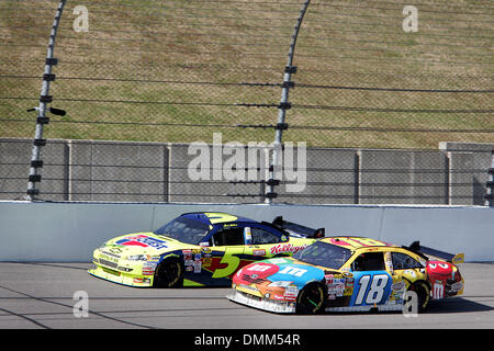 04 ottobre 2009: NASCAR Sprint Cup Series driver Mark Martin #5 e Kyle Busch #18 durante il trinciatore Prezzo 400 Domenica al Kansas Speedway in Kansas City, KS. (Credito Immagine: © Southcreek globale/ZUMApress.com) Foto Stock