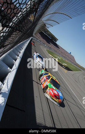 04 ottobre 2009: NASCAR Sprint Cup driver della serie Kyle Busch #18 e A.J. Allmendinger #44 durante il trinciatore Prezzo 400 Domenica al Kansas Speedway in Kansas City, KS. (Credito Immagine: © Southcreek globale/ZUMApress.com) Foto Stock