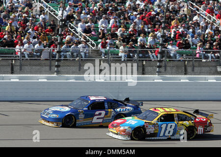 04 ottobre 2009: NASCAR Sprint Cup Series driver Kurt Busch #2 e Kyle Busch #18 durante il trinciatore Prezzo 400 Domenica al Kansas Speedway in Kansas City, KS. (Credito Immagine: © Southcreek globale/ZUMApress.com) Foto Stock