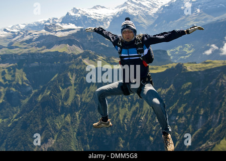 Paracadutista Freefly è vestito con tuta divertenti e sit-volando sopra uno spettacolare paesaggio di montagna con 120 km/h. Foto Stock