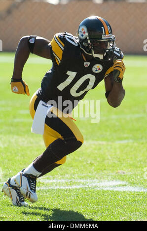 25 ottobre 2009: Pittsburgh Steelers wide receiver Santonio Holmes (10) esegue un percorso di passaggio in una partita contro il Minnesota Vikings a Heinz field di Pittsburgh PA. Pittsburgh ha vinto il gioco 27-17. Credito: Mark Konezny / Southcreek globale. (Credito Immagine: © Southcreek globale/ZUMApress.com) Foto Stock