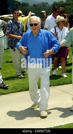 1 luglio 2002 - Ojai, CALIFORNIA, STATI UNITI D'AMERICA - Kirk Douglas..CELEBRITY foro-in-un torneo di golf.PRESENTATO DA LEXUS & beneficiando Motion Picture e fondo di televisione.A OJAI VALLEY INN AND SPA, OJAI, ca.30 GIUGNO 2002. NINA PROMMER/ 2002 K25455NP(Immagine di credito: © Globo foto/ZUMAPRESS.com) Foto Stock