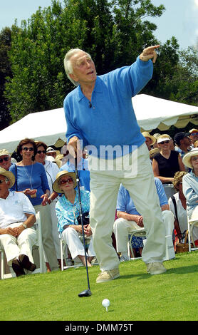 1 luglio 2002 - Ojai, CALIFORNIA, STATI UNITI D'AMERICA - Kirk Douglas..CELEBRITY foro-in-un torneo di golf.PRESENTATO DA LEXUS & beneficiando Motion Picture e fondo di televisione.A OJAI VALLEY INN AND SPA, OJAI, ca.30 GIUGNO 2002. NINA PROMMER/ 2002 K25455NP(Immagine di credito: © Globo foto/ZUMAPRESS.com) Foto Stock