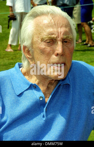 1 luglio 2002 - Ojai, CALIFORNIA, STATI UNITI D'AMERICA - Kirk Douglas..CELEBRITY foro-in-un torneo di golf.PRESENTATO DA LEXUS & beneficiando Motion Picture e fondo di televisione.A OJAI VALLEY INN AND SPA, OJAI, ca.30 GIUGNO 2002. NINA PROMMER/ 2002 K25455NP(Immagine di credito: © Globo foto/ZUMAPRESS.com) Foto Stock