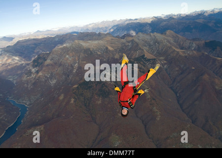 Questo paracadutista donna è caduta libera in una testa abbassata su una bellissima zona di montagna. In tal modo lei ha una velocità rush! Foto Stock