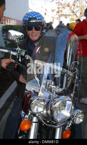 Nov. 10, 2002 - Los Angeles, California, Stati Uniti d'America - LARRY HAGMAN ..LOVE RIDE 19.GLENDALE HARLEY DAVIDSON AL LAGO CASTAIC, ca.10 NOVEMBRE 2002. NINA PROMMER/ 2002 K27065NP(Immagine di credito: © Globo foto/ZUMAPRESS.com) Foto Stock