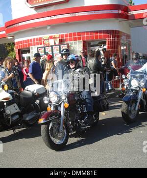 Nov. 10, 2002 - Los Angeles, California, Stati Uniti d'America - LARRY HAGMAN ..LOVE RIDE 19.GLENDALE HARLEY DAVIDSON AL LAGO CASTAIC, ca.10 NOVEMBRE 2002. NINA PROMMER/ 2002 K27065NP(Immagine di credito: © Globo foto/ZUMAPRESS.com) Foto Stock