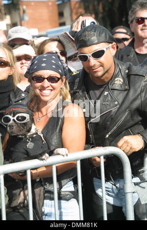 Nov. 10, 2002 - Los Angeles, California, Stati Uniti d'America - BIKER DOG ..LOVE RIDE 19.GLENDALE HARLEY DAVIDSON AL LAGO CASTAIC, ca.10 NOVEMBRE 2002. NINA PROMMER/ 2002 K27065NP(Immagine di credito: © Globo foto/ZUMAPRESS.com) Foto Stock