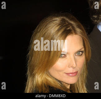 Dicembre 3, 2001 - Beverly Hills, IN CALIFORNIA, STATI UNITI D'AMERICA - Michelle Pfeiffer.IO SONO SAM - PREMIERE.BEVERLY HILLS, CA.Dicembre 03, 2001. NINA PROMMER/ 2001 K23527NP(Immagine di credito: © Globo foto/ZUMAPRESS.com) Foto Stock