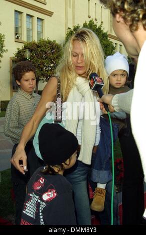 Dicembre 9, 2001 - Hollywood, CALIFORNIA, STATI UNITI D'AMERICA - Pamela Anderson e i suoi due figli.le anatre e le immersioni senza MAKE-UP DA Nina PrommerS.JIMMY NEUTRON : BOY GENIUS - WORLD PREMIERE.Paramount Studios di Hollywood, CA.09 DICEMBRE 2001. NINA PROMMER/ 2001 K23590NP (D)(Immagine di credito: © Globo foto/ZUMAPRESS.com) Foto Stock