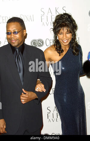 27 mar 2002 - Beverly Hills, IN CALIFORNIA, STATI UNITI D'AMERICA - Natalie Cole e marito..'UNA SERATA INDIMENTICABILE'.sir Elton John è stato onorato in un beneficio per il CEDARS-SINAI LA RICERCA PER DONNE CANCERS.Regent Beverly Wilshire Hotel di Beverly Hills, CA.marzo 26, 2002. NINA PROMMER/ 2002 K24544NP(Immagine di credito: © Globo foto/ZUMAPRESS.com) Foto Stock