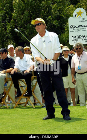 1 luglio 2002 - Ojai, CALIFORNIA, STATI UNITI D'AMERICA - Michael Douglas.CELEBRITY foro-in-un torneo di golf.PRESENTATO DA LEXUS & beneficiando Motion Picture e fondo di televisione.A OJAI VALLEY INN AND SPA, OJAI, ca.30 GIUGNO 2002. NINA PROMMER/ 2002 K25455NP(Immagine di credito: © Globo foto/ZUMAPRESS.com) Foto Stock