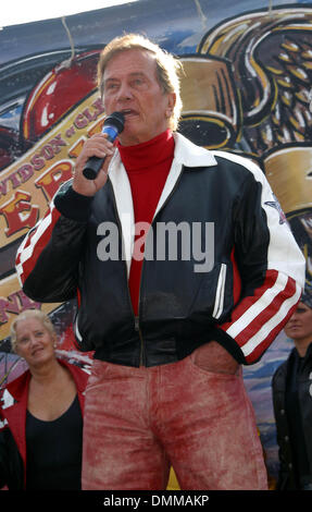 Nov. 10, 2002 - Los Angeles, California, Stati Uniti d'America - PAT BOONE ..LOVE RIDE 19.GLENDALE HARLEY DAVIDSON AL LAGO CASTAIC, ca.10 NOVEMBRE 2002. NINA PROMMER/ 2002 K27065NP(Immagine di credito: © Globo foto/ZUMAPRESS.com) Foto Stock