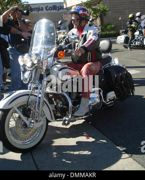 Nov. 10, 2002 - Los Angeles, California, Stati Uniti d'America - PAT BOONE..LOVE RIDE 19.GLENDALE HARLEY DAVIDSON AL LAGO CASTAIC, ca.10 NOVEMBRE 2002. NINA PROMMER/ 2002 K27065NP(Immagine di credito: © Globo foto/ZUMAPRESS.com) Foto Stock