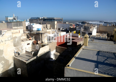 Vista sui tetti della vecchia medina da un tetto di Riad essaouira marocco Foto Stock