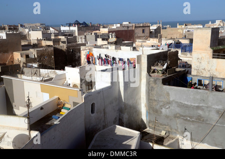 Vista sui tetti della vecchia medina da un tetto di Riad essaouira marocco Foto Stock