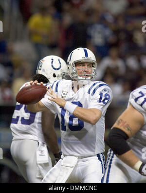 Oct 25, 2009 - St Louis, Missouri, Stati Uniti d'America - NFL Football - Colts quarterback Peyton Manning (18) guarda per un ricevitore aperto nel gioco tra il St Louis Rams e Indianapolis Colts a Edward Jones Dome. Il Colts ha sconfitto i martinetti 42 a 6. (Credito Immagine: © Mike Granse/ZUMA Press) Foto Stock