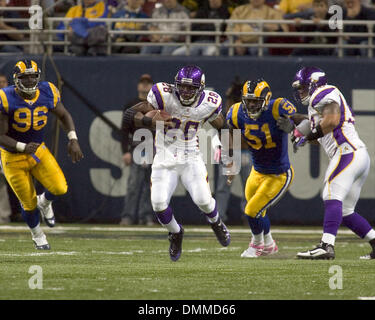 11 ott 2009 - St Louis, Missouri, Stati Uniti d'America - NFL Football - i vichinghi running back ADRIAN PETERSON (28) porta la pallina in gioco tra il St Louis Rams e il Minnesota Vikings presso la Edward Jones Dome. I Vichinghi sconfitti i martinetti 38 e 10. (Credito Immagine: © Mike Granse/ZUMA Press) Foto Stock