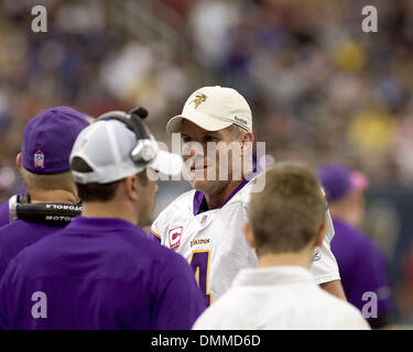 11 ott 2009 - St Louis, Missouri, Stati Uniti d'America - NFL Football - i vichinghi quarterback BRETT FAVRE (4) parla di vichinghi personale di coaching nel gioco tra il St Louis Rams e il Minnesota Vikings presso la Edward Jones Dome. I Vichinghi sconfitti i martinetti 38 e 10. (Credito Immagine: © Mike Granse/ZUMA Press) Foto Stock