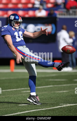 11 ottobre 2009: New York Giants #18 Jeff Feagles pratiche. New York Giants sconfitto Oakland Raiders 44-7 al Giants Stadium di Rutherford, New Jersey. (Credito Immagine: © Southcreek globale/ZUMApress.com) Foto Stock