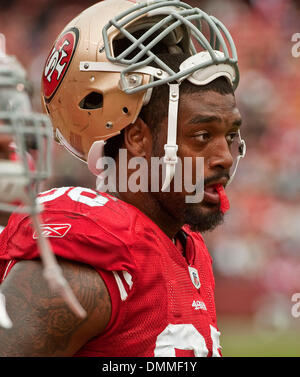 11 ott 2009 - San Francisco, California, Stati Uniti - San Francisco 49ers vs Atlanta Falcons al Candlestick Park domenica 11 ottobre, 2009. San Francisco 49ers difensivo fine Kentwan Balmer #96. (Credito Immagine: © Al Golub/ZUMApress.com) Foto Stock