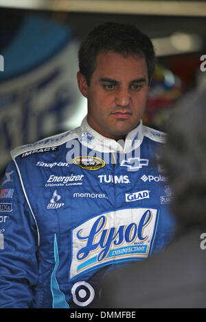 Oct 16, 2009 - Charlotte, North Carolina, Stati Uniti d'America - Juan Pablo Montoya attende nella zona del garage al dollaro 300 Generale Nationwide Series caso girare al Lowes Motor Speedway. (Credito Immagine: © Jim Dedmon/ZUMA Press) Foto Stock