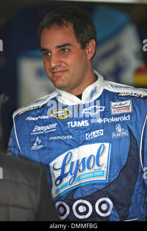 Oct 16, 2009 - Charlotte, North Carolina, Stati Uniti d'America - Juan Pablo Montoya attende nella zona del garage al dollaro 300 Generale Nationwide Series caso girare al Lowes Motor Speedway. (Credito Immagine: © Jim Dedmon/ZUMA Press) Foto Stock