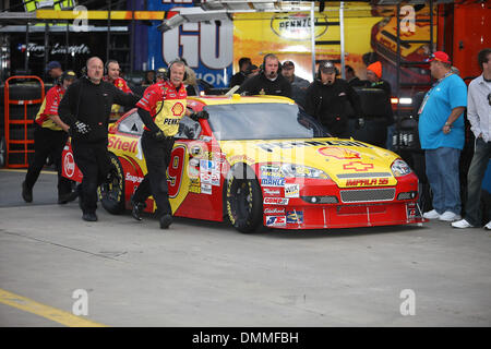 Oct 16, 2009 - Charlotte, North Carolina, Stati Uniti d'America - Kevin Harvick e il suo equipaggio preparare al dollaro 300 Generale Nationwide Series caso girare al Lowes Motor Speedway (credito Immagine: © Jim Dedmon/ZUMA Press) Foto Stock