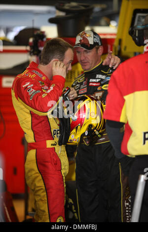 Oct 16, 2009 - Charlotte, North Carolina, Stati Uniti d'America - Kevin Harvick e il suo equipaggio preparare al dollaro 300 Generale Nationwide Series caso girare al Lowes Motor Speedway (credito Immagine: © Jim Dedmon/ZUMA Press) Foto Stock