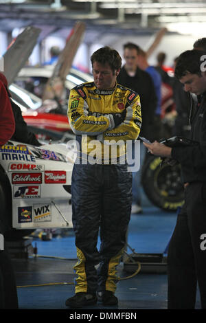 Oct 16, 2009 - Charlotte, North Carolina, Stati Uniti d'America - Robby Gordon in garage poco prima della partenza presso il dollaro generale 300 Nationwide Series caso girare al Lowes Motor Speedway (credito Immagine: © Jim Dedmon/ZUMA Press) Foto Stock