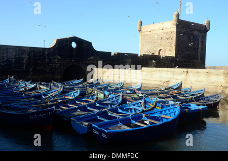 Le barche dei pescatori ormeggiate al porto di Essaouira, Marocco Foto Stock