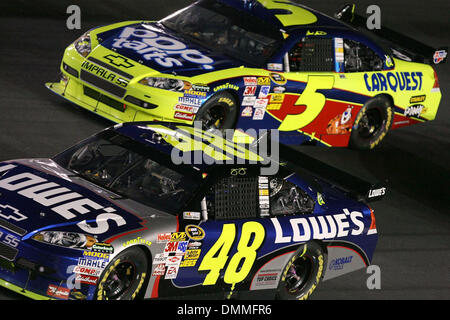 17 ott 2009 - Charlotte, North Carolina, Stati Uniti d'America - Jimmie Johnson (48) e il compagno di squadra Mark Martin (5) Razza chiudere presto al NASCAR Banking 500 Sprint Cup Series evento sponsorizzato da Bank of America, eseguire presso la Pista a Motore di Lowe a Charlotte. (Credito Immagine: © Jim Dedmon/ZUMA Press) Foto Stock