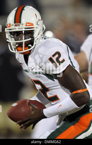 16 ottobre 2009: Miami (FL) quarterback Jacory Harris (12) gira a mano il pallone durante la prima metà dell'azione tra la UCF Cavalieri e il Miami Hurricanes in reti Brighthouse Stadium di Orlando, FL. Miami sconfitto UCF 27-7..Mandatory Credit: Donald Montague / Southcreek globale di credito (Immagine: © Southcreek globale/ZUMApress.com) Foto Stock