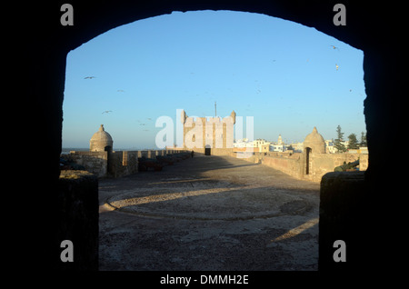 Vista di skala du port vicino alla vecchia città di Essaouira, città costiera del Marocco. Foto Stock