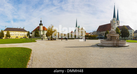 In Germania, in Baviera, Baviera, Altoetting, Kapellplatz, St. Mary's fontana e Santa Maddalena la Chiesa Foto Stock