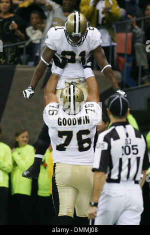 18 ottobre 2009: Santi Centro Jonathan Goodwin (76) solleva runningback Mike Bell (21) in festa dopo un touchdown eseguire durante le azioni di gioco tra New York Giants e New Orleans Saints in Louisiana Superdome. (Credito Immagine: © Southcreek globale/ZUMApress.com) Foto Stock