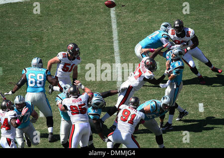 18 ottobre 2009: uccelli una vista di Carolina Panthers quarterback Jake Delhomme #17 passante. Il Carolina Panthers sconfitto il Tampa Bay Buccaneers 28-21 presso Raymond James Stadium di Tampa, Florida. (Credito Immagine: © Southcreek globale/ZUMApress.com) Foto Stock