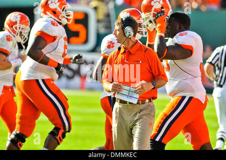 24 ottobre 2009: Clemson head coach Dabo Swinney in azione durante il primo semestre contro Miami. Clemson 40 sconfitto Miami (FL) 37 in OT a Landshark Stadium di Miami, FL. (Credito Immagine: © Southcreek globale/ZUMApress.com) Foto Stock